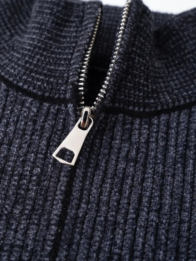 Strikket pullover med lynlås-krave og grafisk mønster